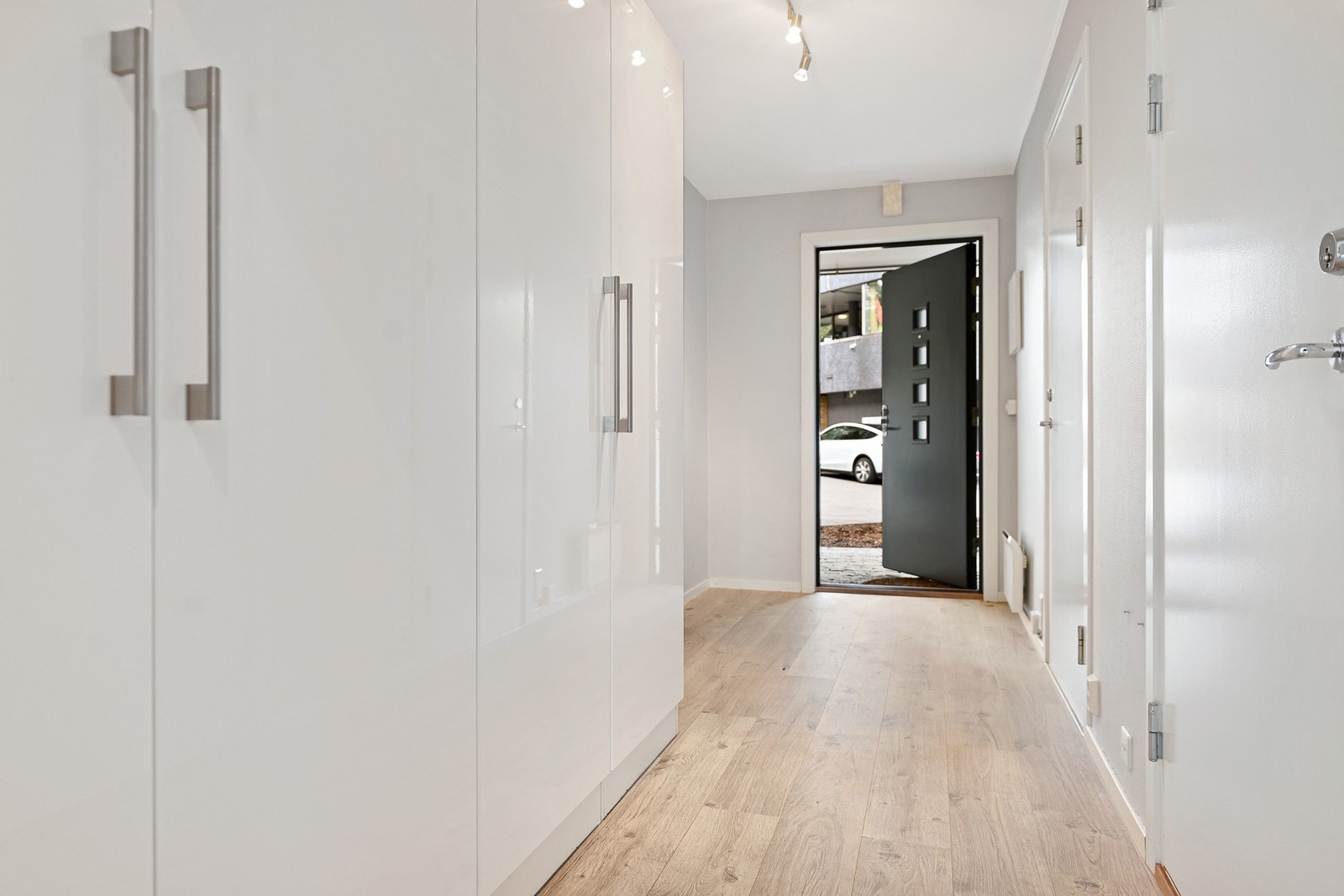 Det er godt med oppbevaringsplass i gangen med garderobe langs hele langsiden av rommet. Galleribilde