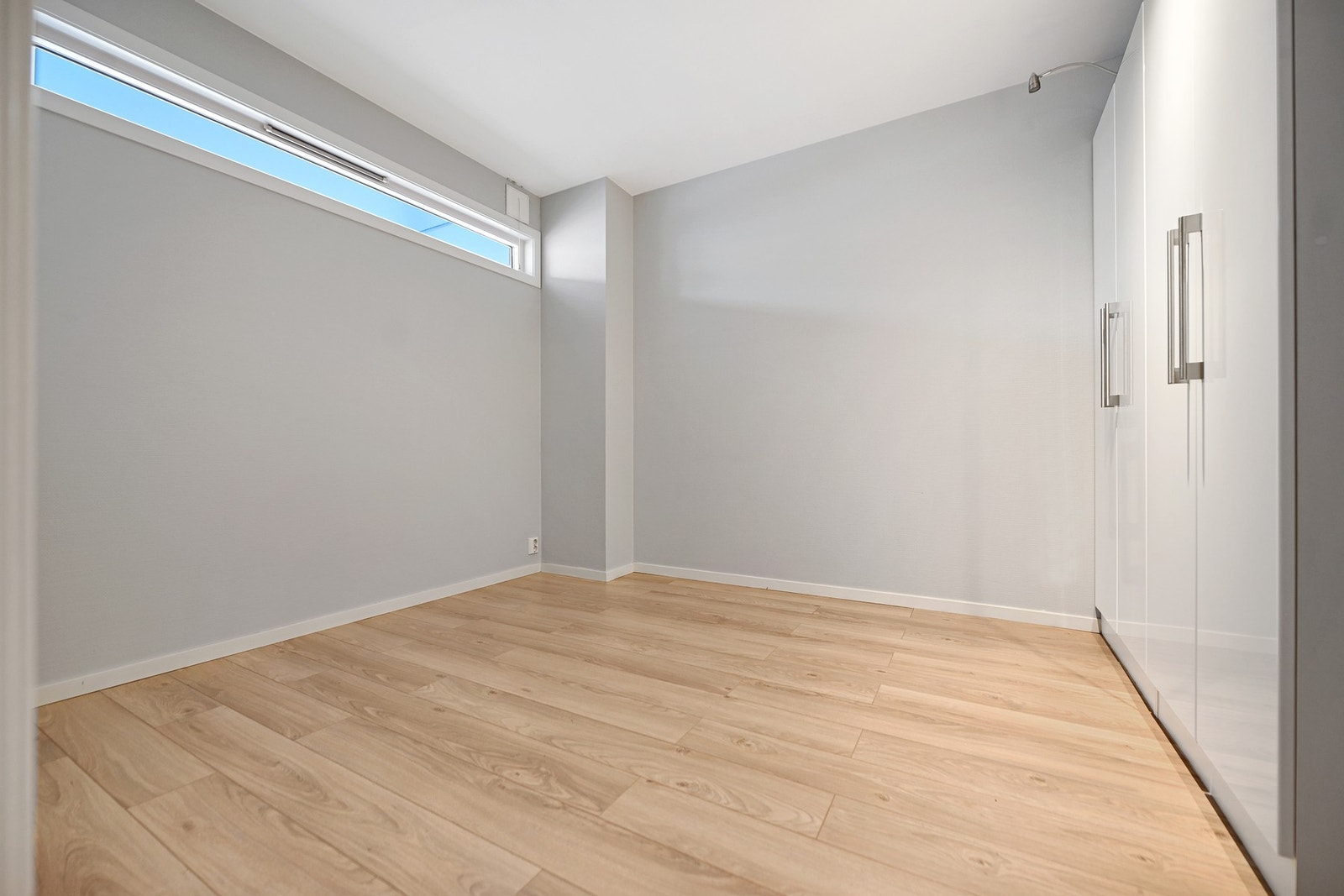 Det er garderobeskap på soverommet og i gangen. Galleribilde