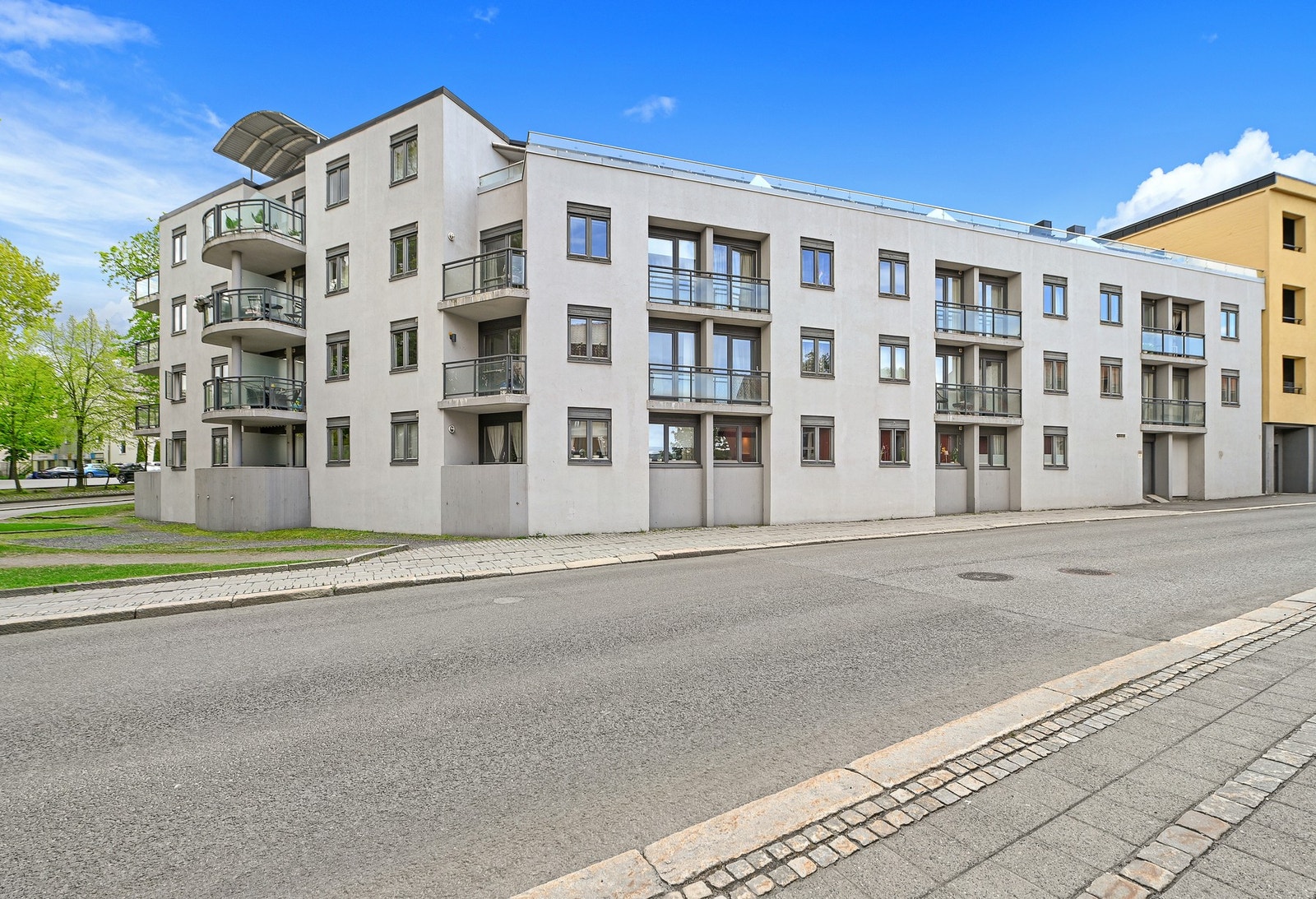 Den aktuelle leiligheten ligger i 1. etasje med enkel adkomst, noe som gjør den godt egnet for mennesker i alle aldre. Galleribilde
