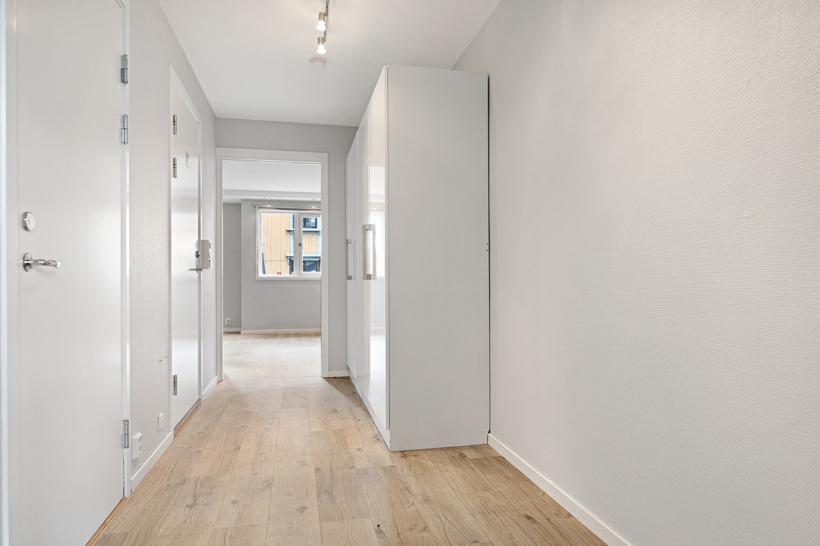 Det er plassbesparende skyvedør fra gangen og inn til stue/kjøkken. Galleribilde