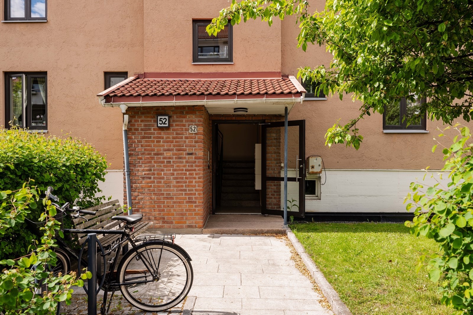 Felles inngangsparti med porttelefon. Adkomst til leiligheten i 3. etasje via trappeoppgang. Galleribilde