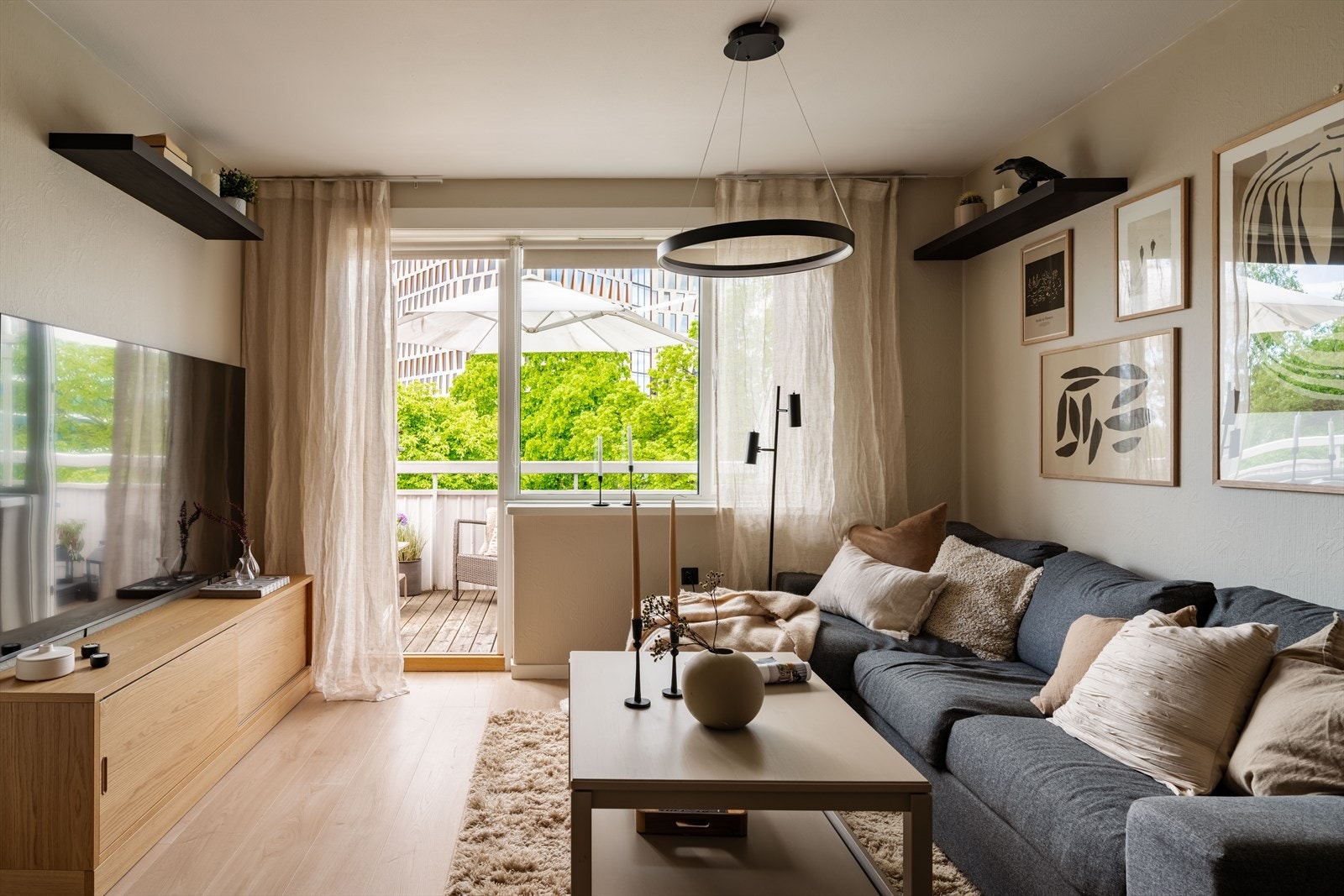 Stuen har store vindusflater og utgang til balkong, noe som sørger for svært godt med lysinnslipp. Galleribilde
