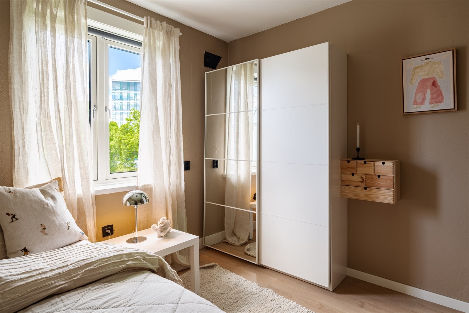 På den ene flaten er det etablert en romslig skyvedørsgarderobe med speilfronter på en halvdel. Galleribilde