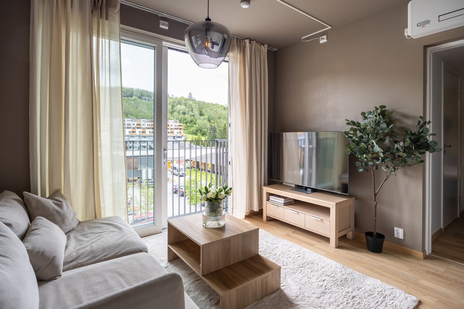 Velkommen til Lenavegen 84 - En moderne og lys leilighet, med ypperlig beliggenhet, midt i Melhus Sentrum. Galleribilde