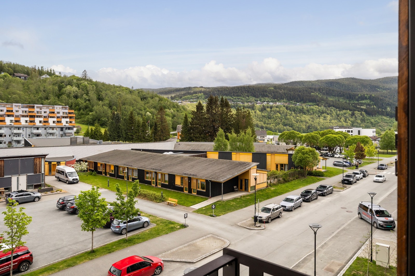 Utsikten fra leiligheten er uhindret over områdene rundt. Galleribilde