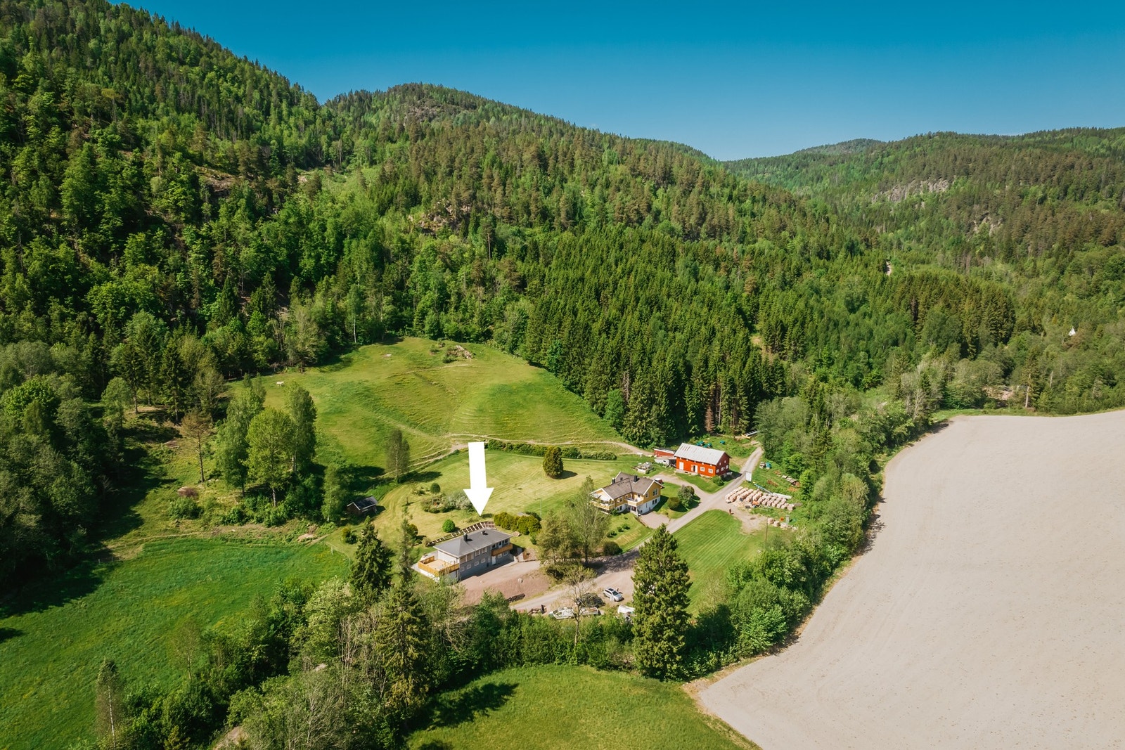 Boligen ligger i et naturskjønt område, omkranset av skog og åkre. Galleribilde
