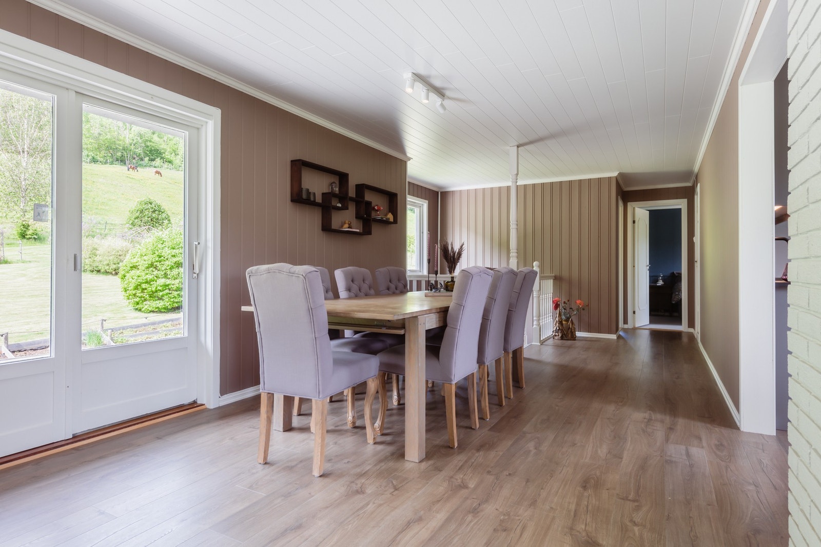 God plass til spisestuemøblement i tilknytning til kjøkken, og utgang til veranda og hage. Galleribilde