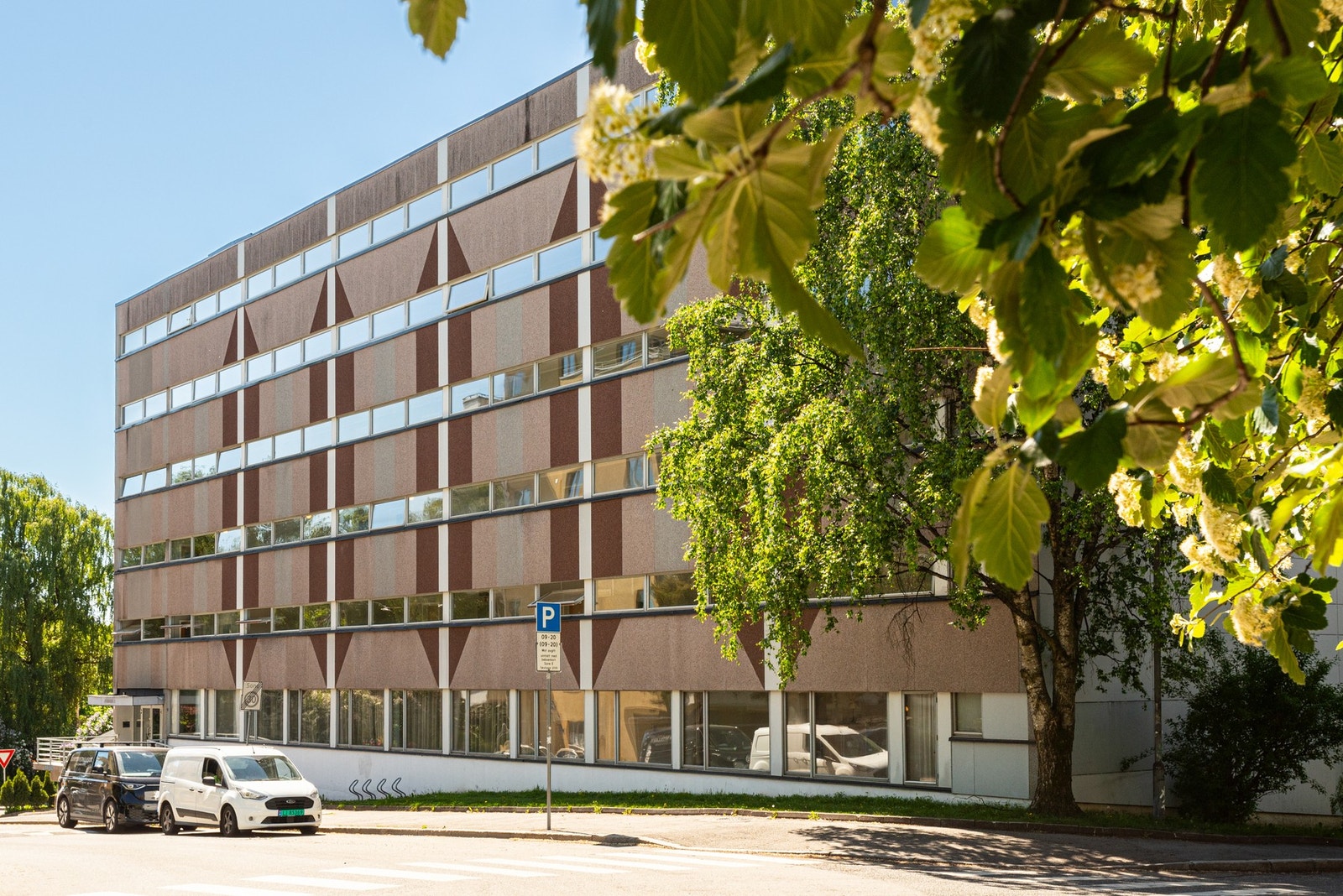 Bo rett ved alle daglige servicetilbud, gode kollektiv forbindelser og noen av byens flotteste tur- & parkområder. Galleribilde