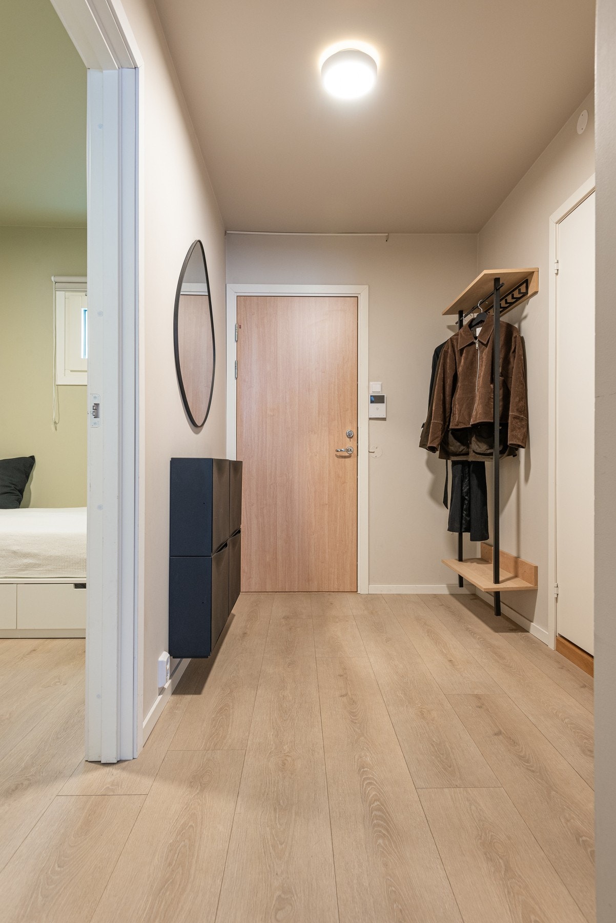 Entréen gir et godt førsteinntrykk av boligen med god plass til å henge fra seg yttertøy og sko. Galleribilde