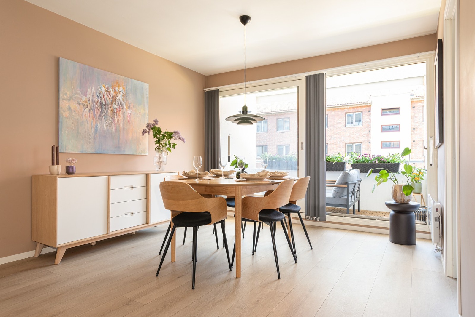 Leilighetens store, åpne stue som lar seg enkelt innrede med stort spisebord. Galleribilde