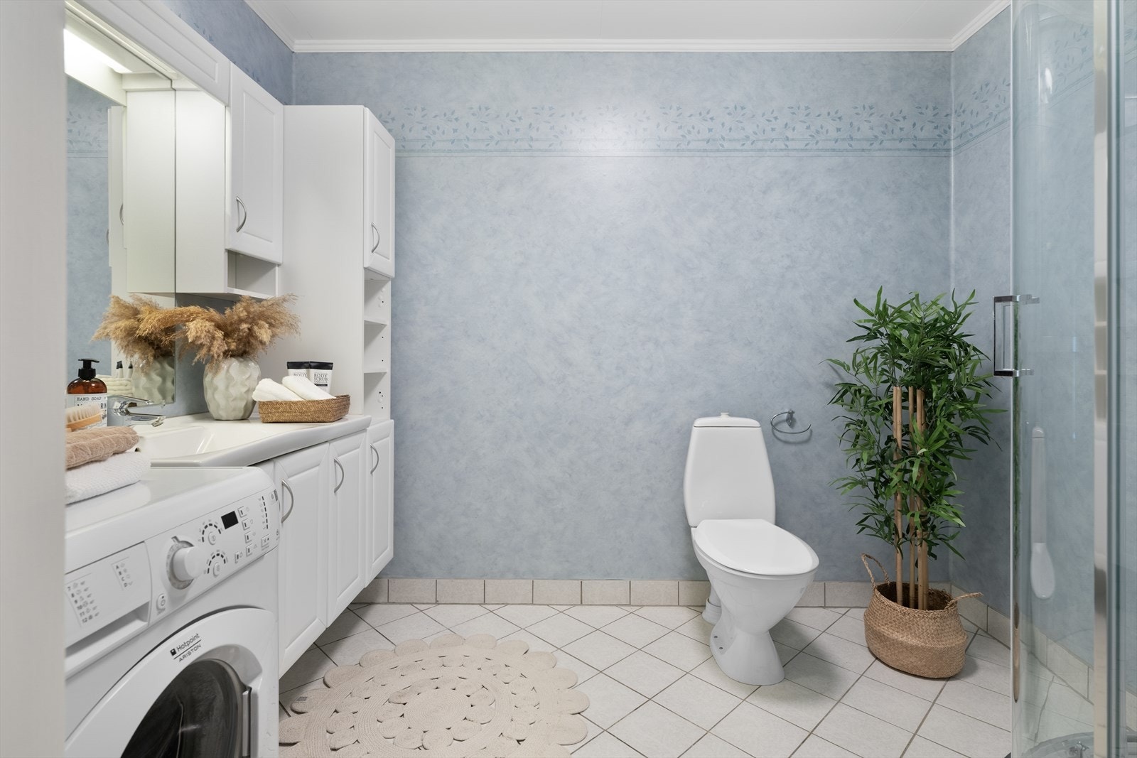 Badet er utstyrt med dusjkabinett, toalett, servantinnredning og har opplegg for vaskemaskin. Galleribilde