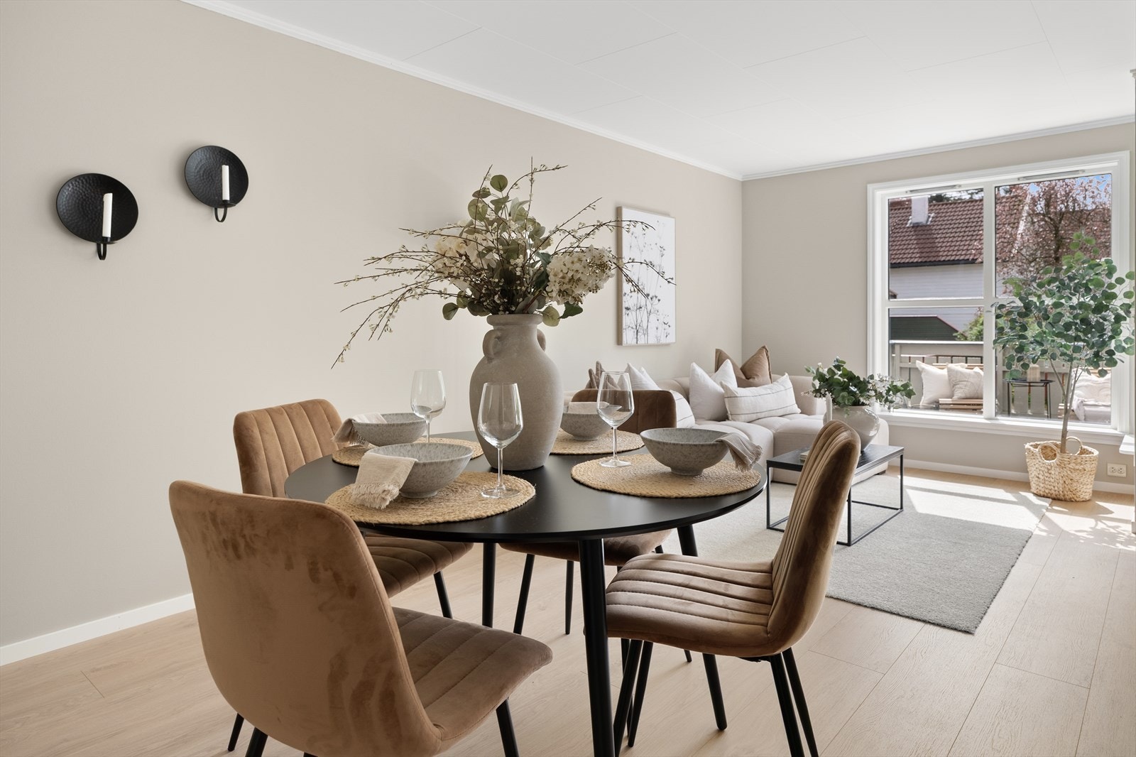 Den åpne stuen har god plass til både spisebord og en romslig sofagruppe. Galleribilde