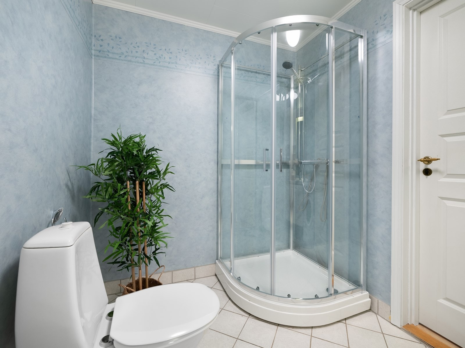 Badet har flislagt gulv og mekanisk avtrekk. Galleribilde