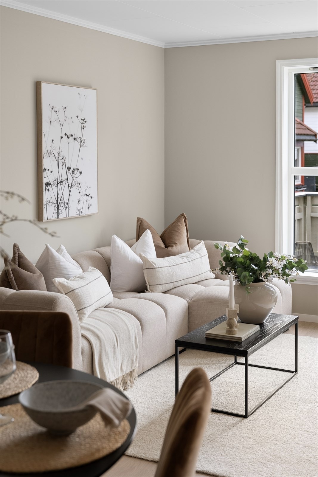 Vegger med malte plater gir et rent og nøytralt utgangspunkt for personlig stil. Galleribilde