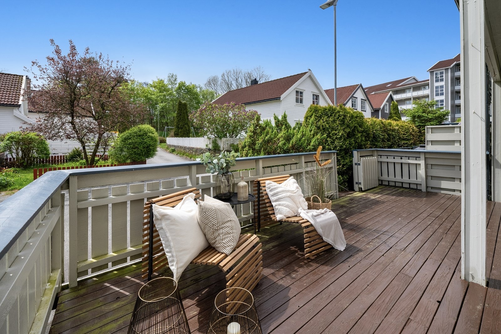 Fra stuen er det direkte utgang til en romslig terrasse på 21 m². Galleribilde