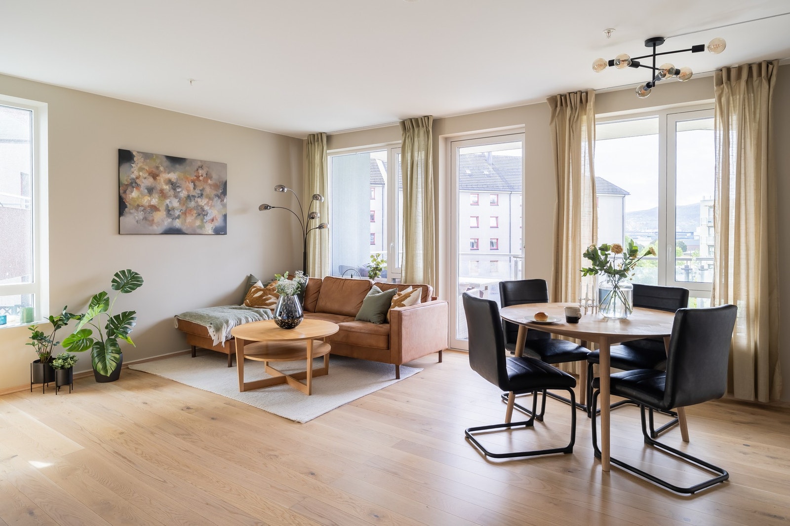 Plasseringen gir ekstra vindusflater og gjennomlys som bidrar til en lys og luftig romfølelse. Galleribilde