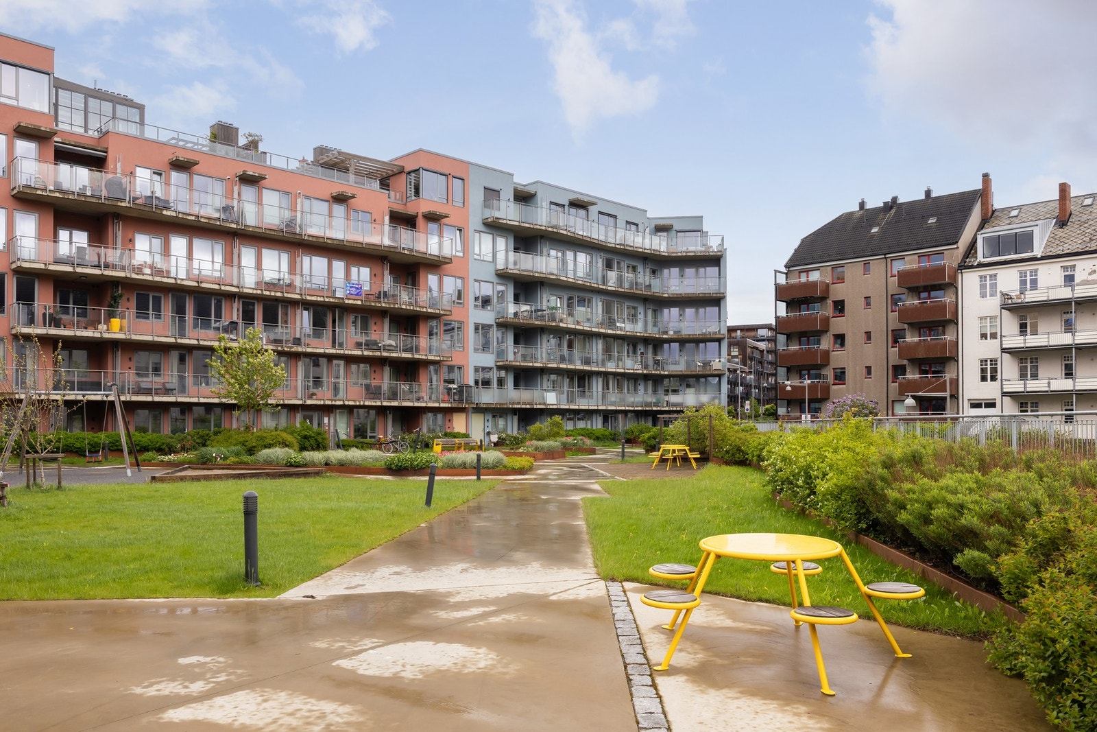 Her bor man svært sentralt med umiddelbar nærhet til buss, togstasjon og flere dagligvarebutikken i nærhet. Solsiden og byen ligger innen ca. 15 minutters gange. Galleribilde