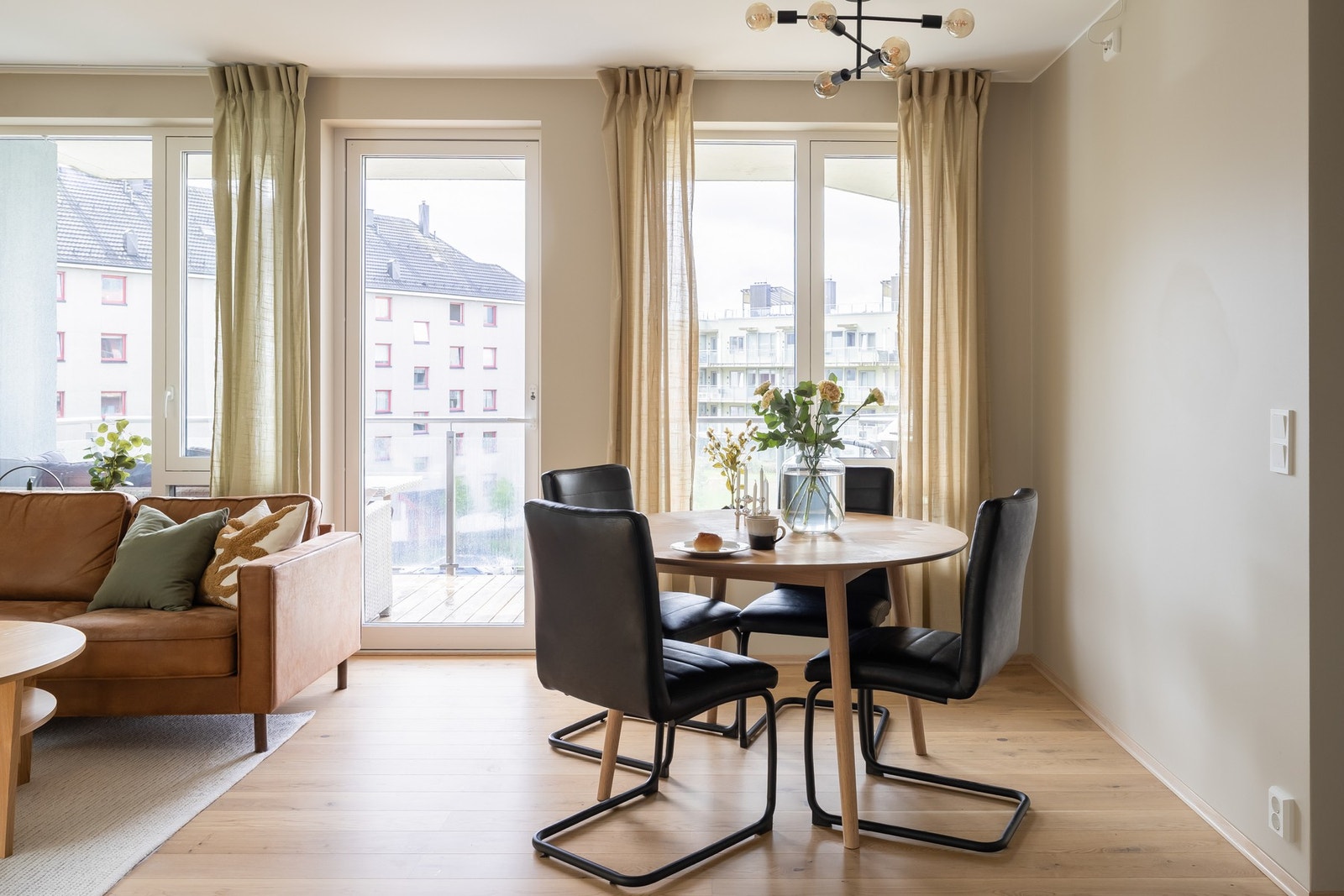 Fra stua er det direkte utgang til stor, privat balkong. Galleribilde