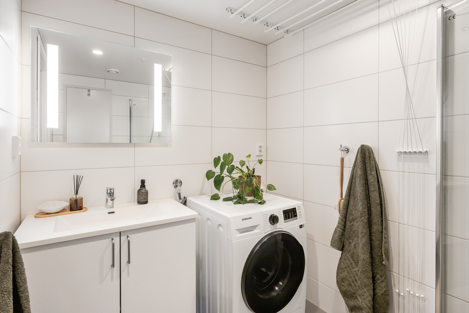 Helfliset bad i tidløs utførelse og praktisk utforming. Badet er vurdert til tilstandsgrad 1 av takstmann, med tilstandsgrad 0 på punkt for fuktsøk. Galleribilde