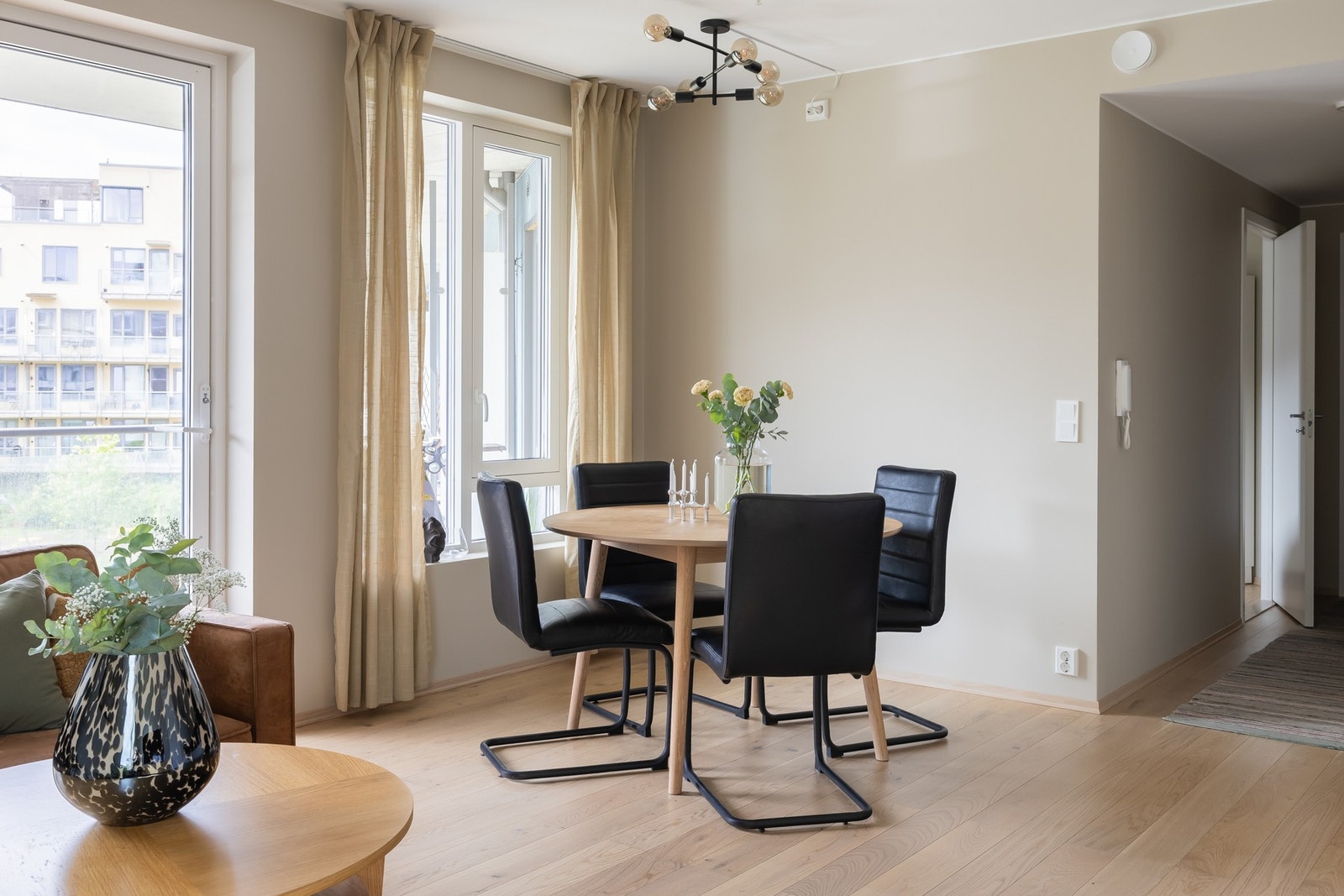 De store vindusflatene gir fritt utsyn mot tunet, samtidig som det er så godt som helt skjermet for innsyn. Galleribilde