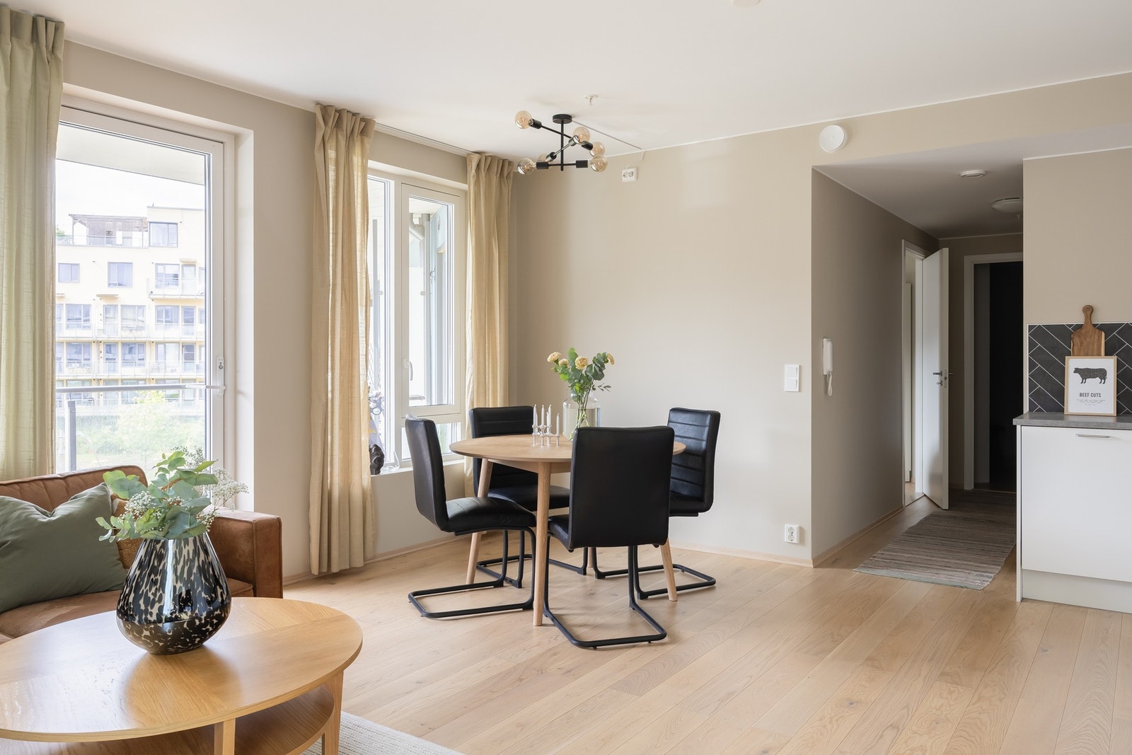 Leiligheten holder en delikat standard med slette gulv- og veggflater, stilsikker enstavs eikeparkett og moderne fasiliteter. Galleribilde