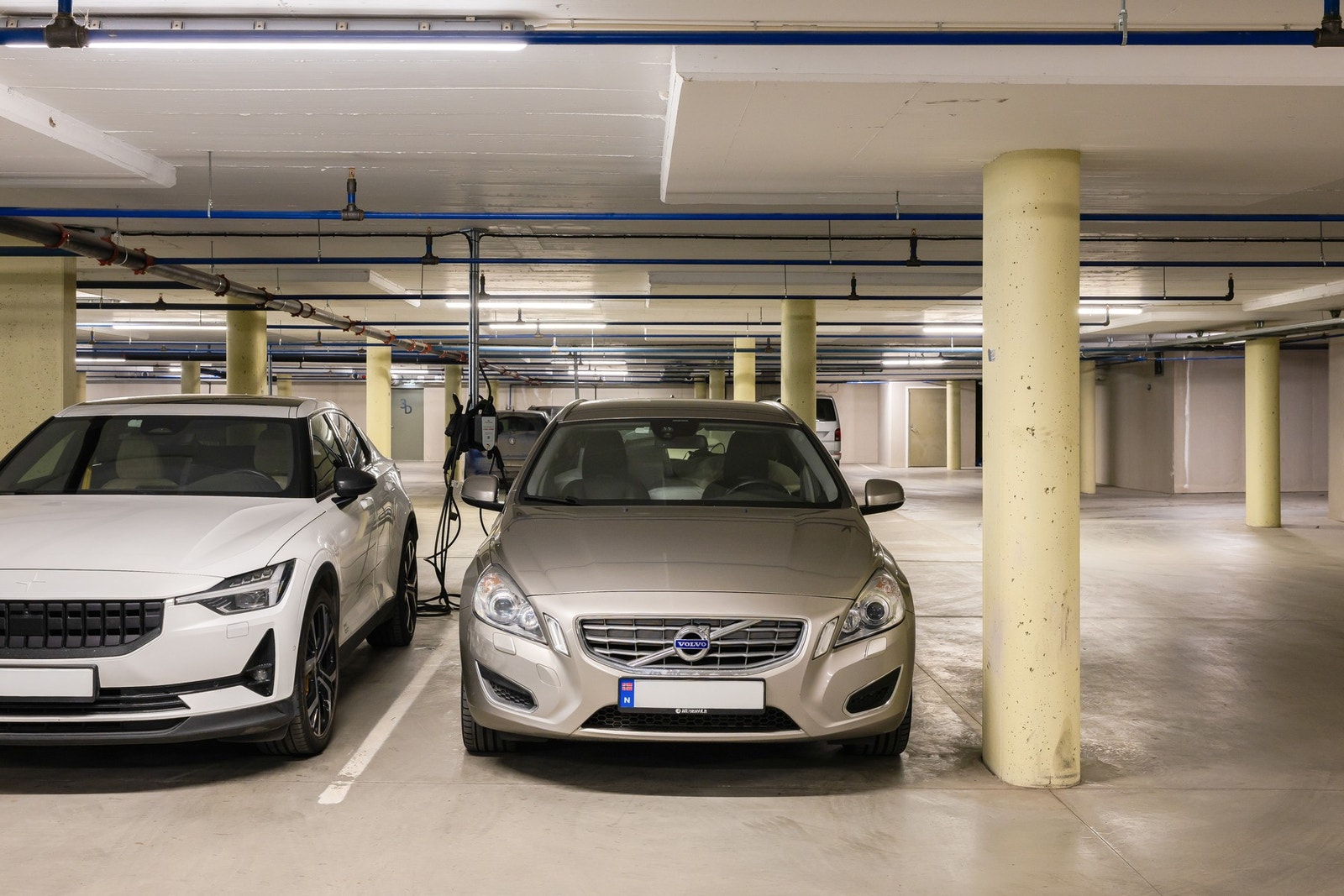 Leiligheten har egen parkeringsplass i garasjeanlegg. I kjelleren finner man også sportsbod på 5 kvm. Galleribilde