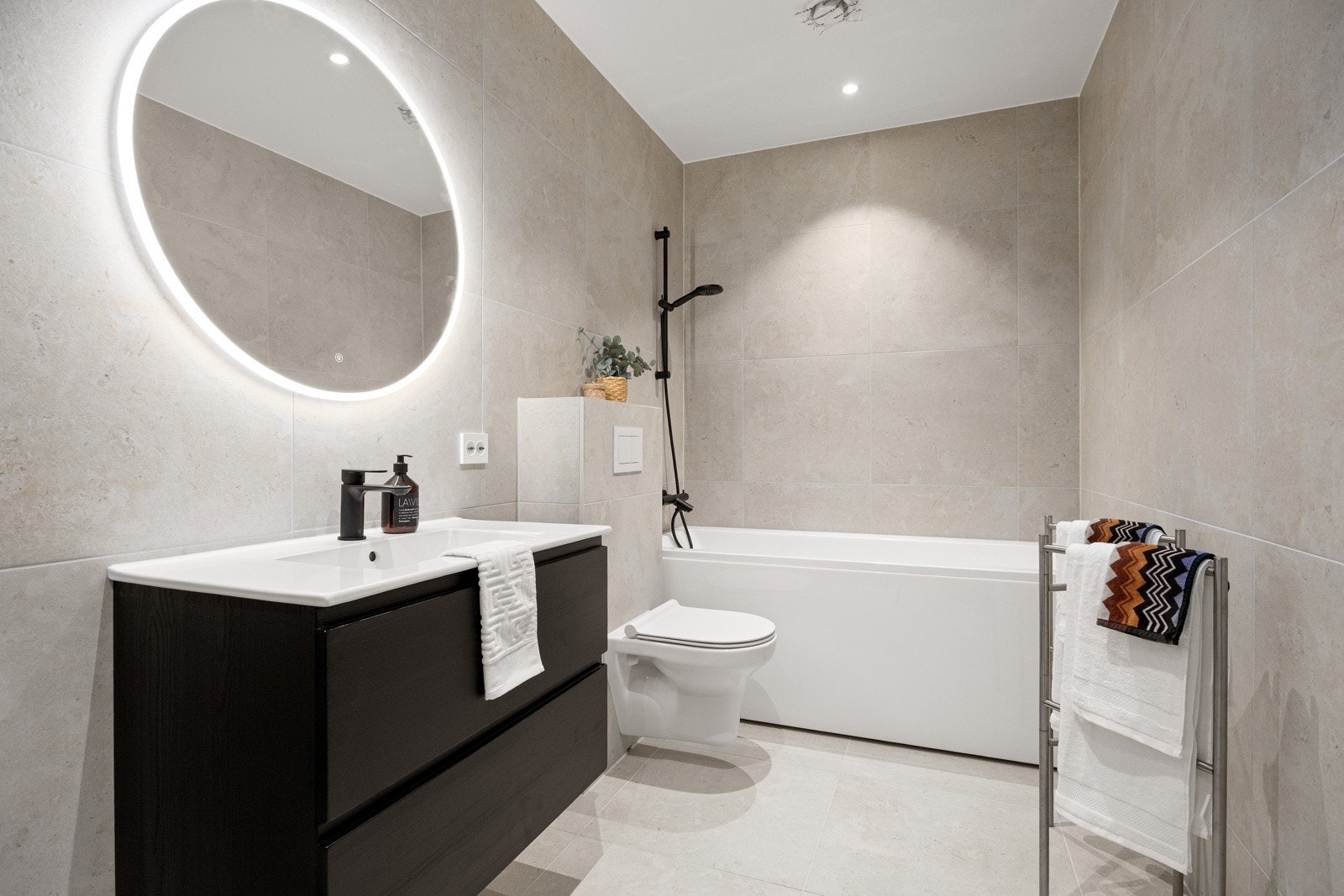 Badet i 2. etasje har både badekar og... Galleribilde