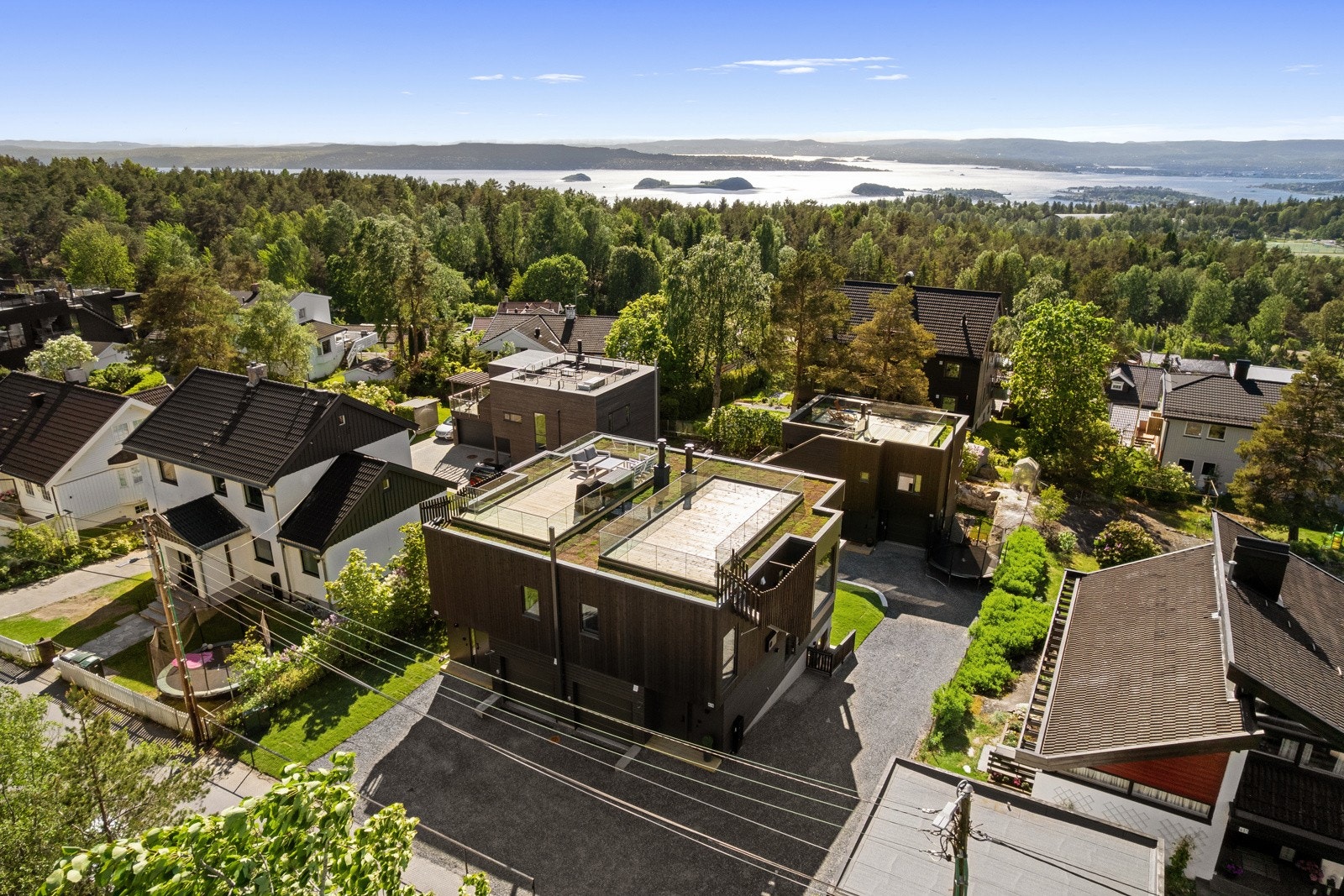 Sameiet består av 1 tomannsbolig og 1 enebolig Galleribilde
