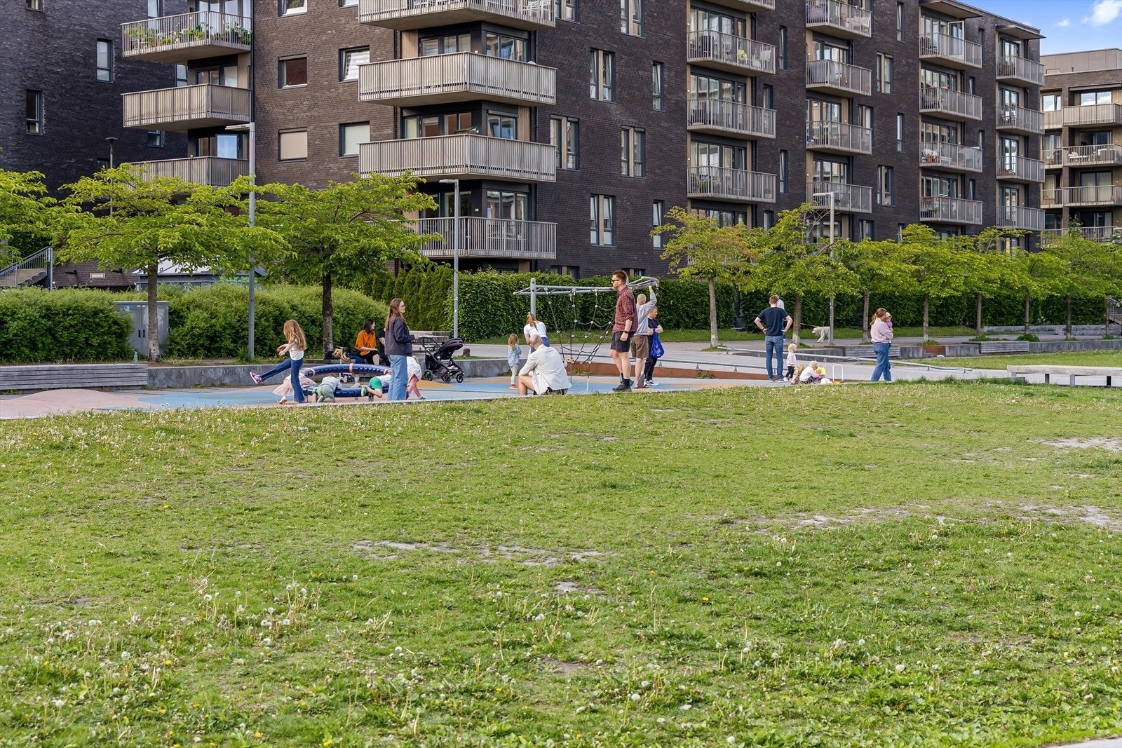 I nærområdet ligger flere barnehager, og leiligheten hører til Hasle skolekrets. Galleribilde