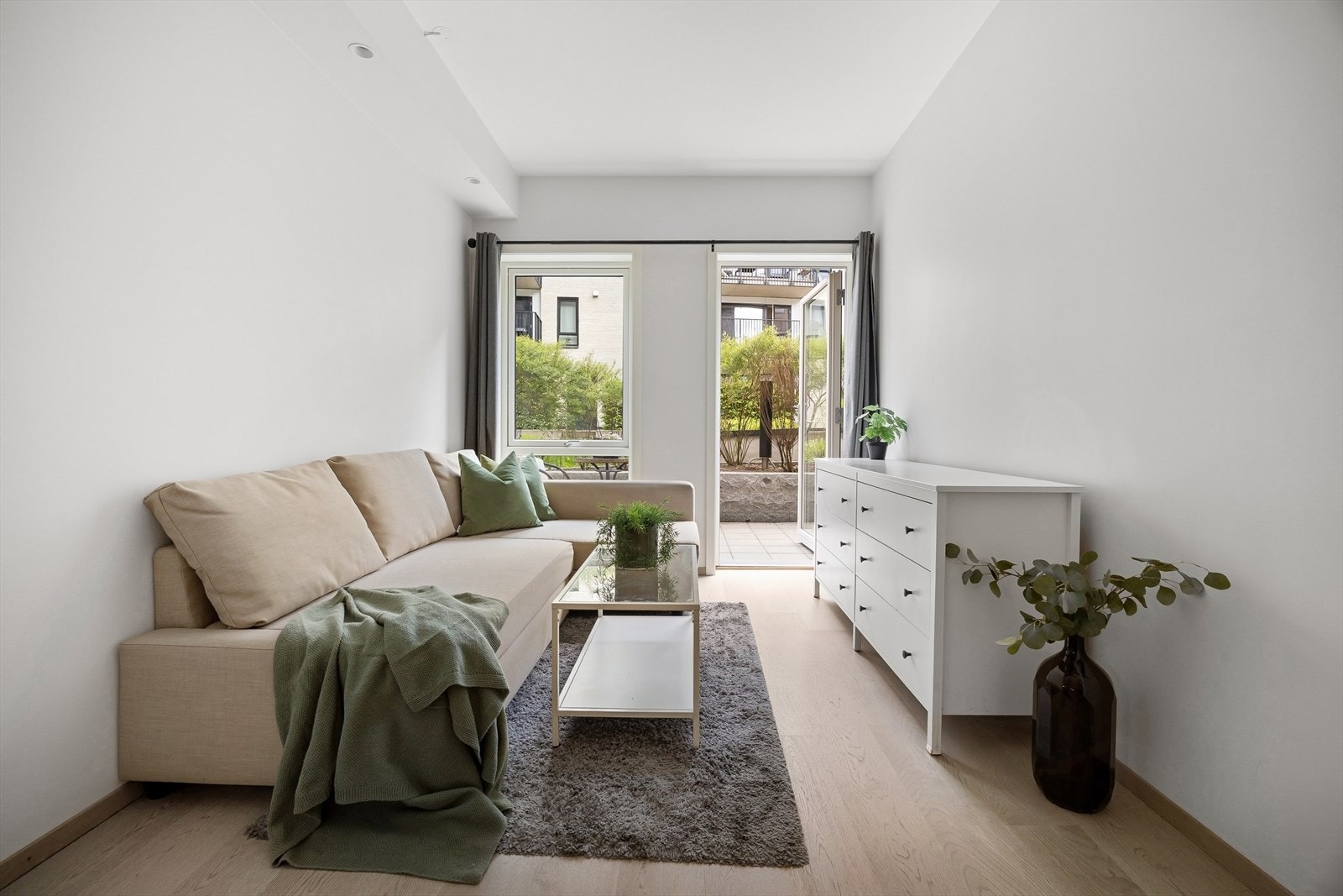 Hybeldel bestående av stue/kjøkken, soverom, mellomgang, bad og hellelagt uteområdet. Galleribilde
