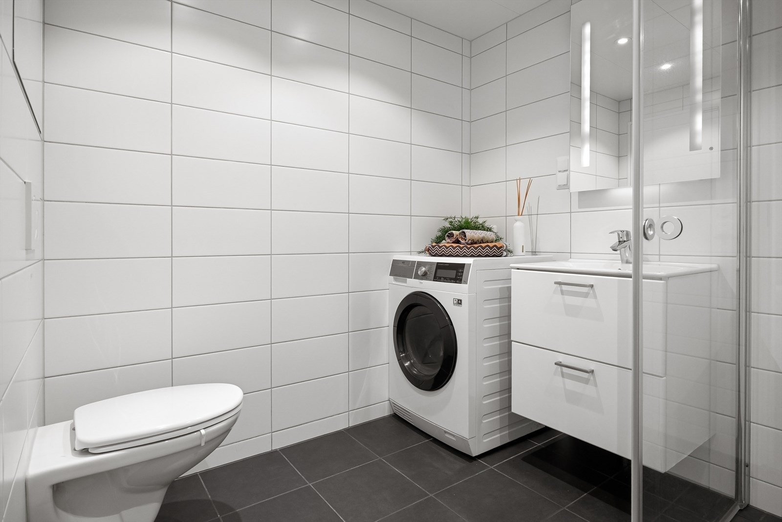 Det er opplegg for vaskemaskin på badet. Galleribilde