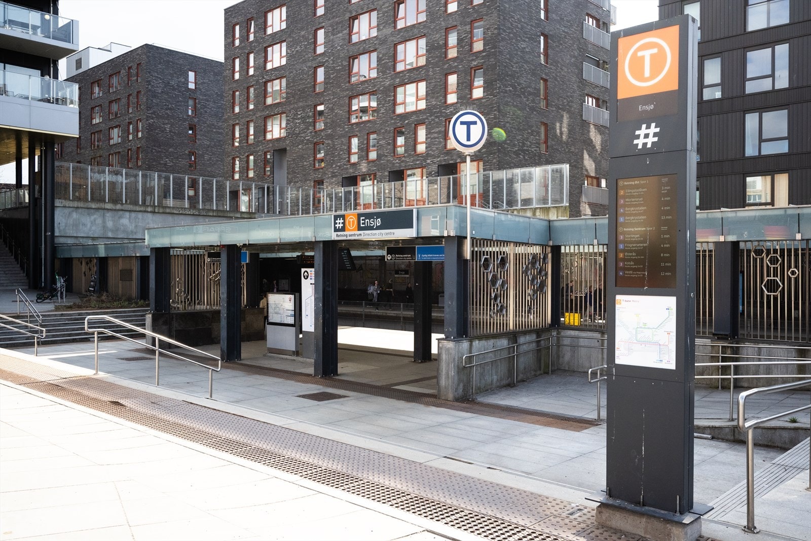 Fra boligen er det kort gangavstand til Ensjø og Hasle T-banestasjon med hyppige avganger på flere linjer, som gir enkel tilgang til Oslo sentrum på få minutter. Galleribilde