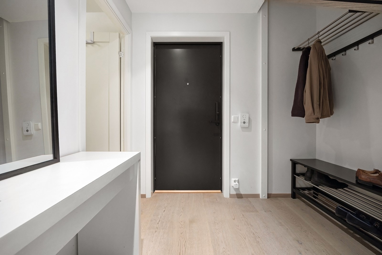 Felles entrè med adkomst til leilighetens hybeldel og hoveddel. Galleribilde