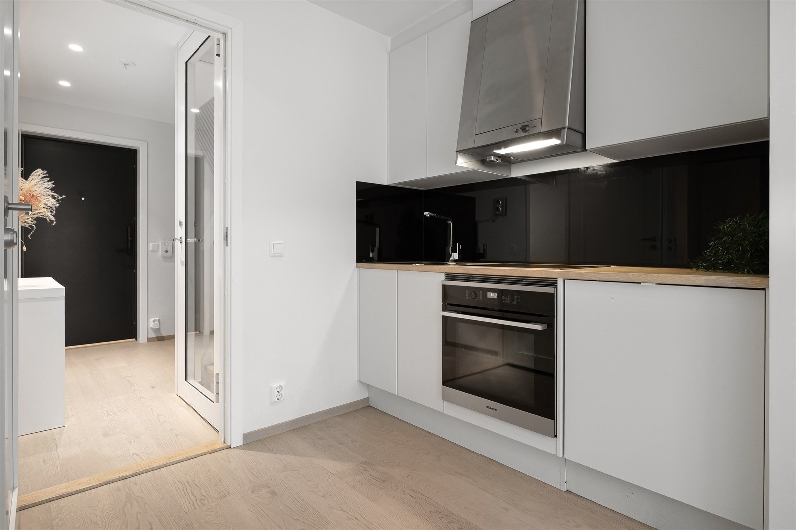 Det er montert komfyrvakt og vannstopper. Galleribilde