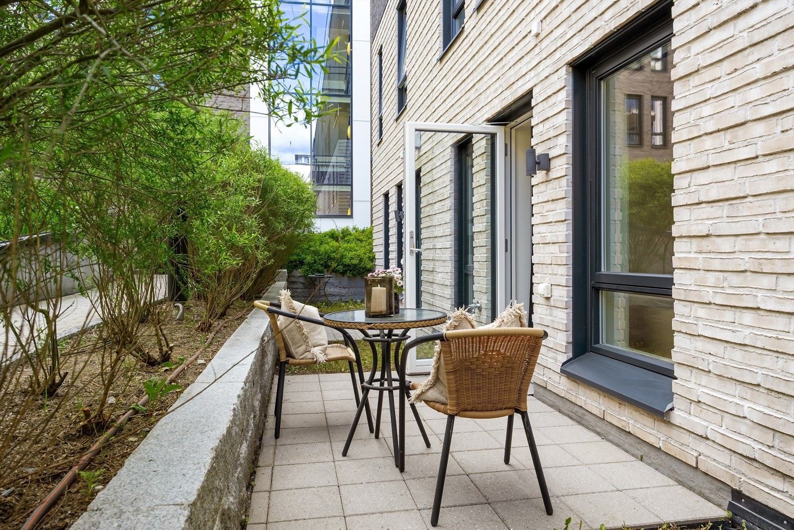 Direkte adkomst fra stue til hellelagt uteplass på ca. 5 m². Galleribilde