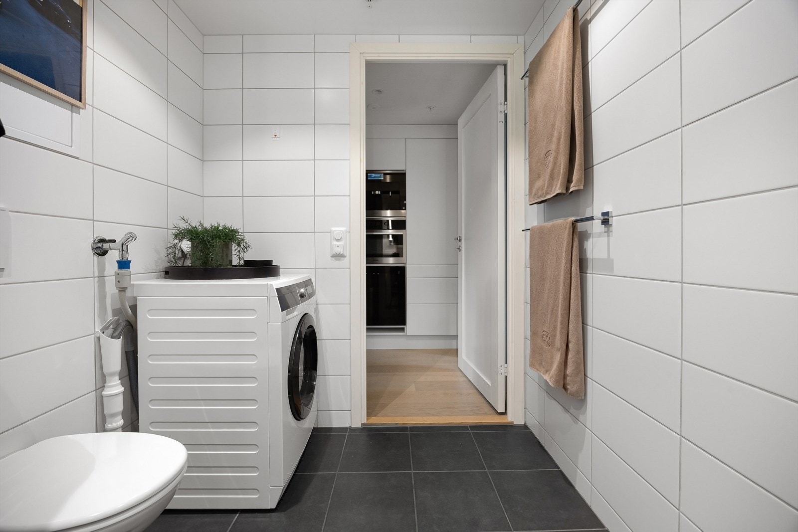 Det er opplegg for vaskemaskin på badet. Galleribilde