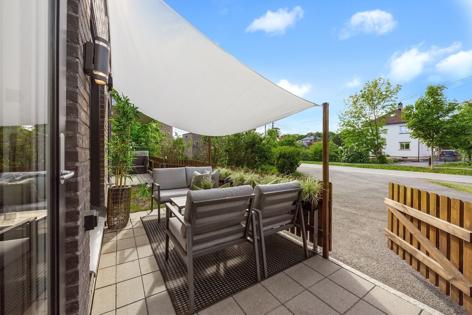 Fra stue er det adkomst til herlig uteplass på ca. 10 m² med svært gode solforhold. Galleribilde