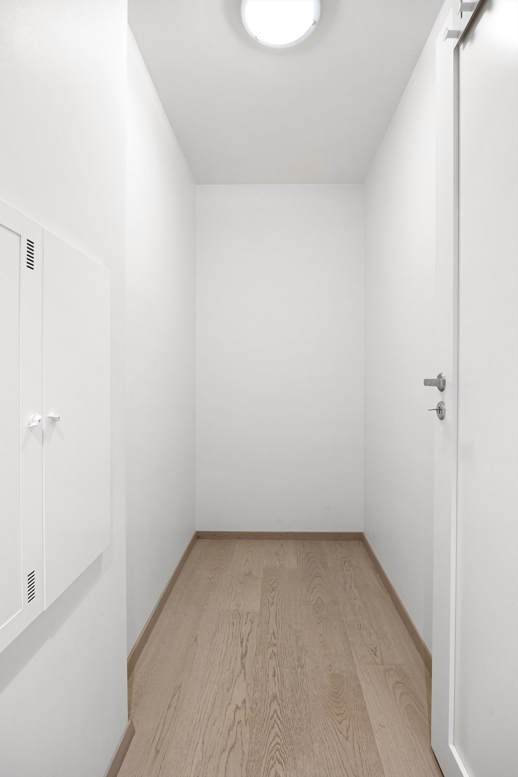 Praktisk innvendig bod i tilknytning til entré, med god plass til lagring, sko, yttertøy m.m. Galleribilde
