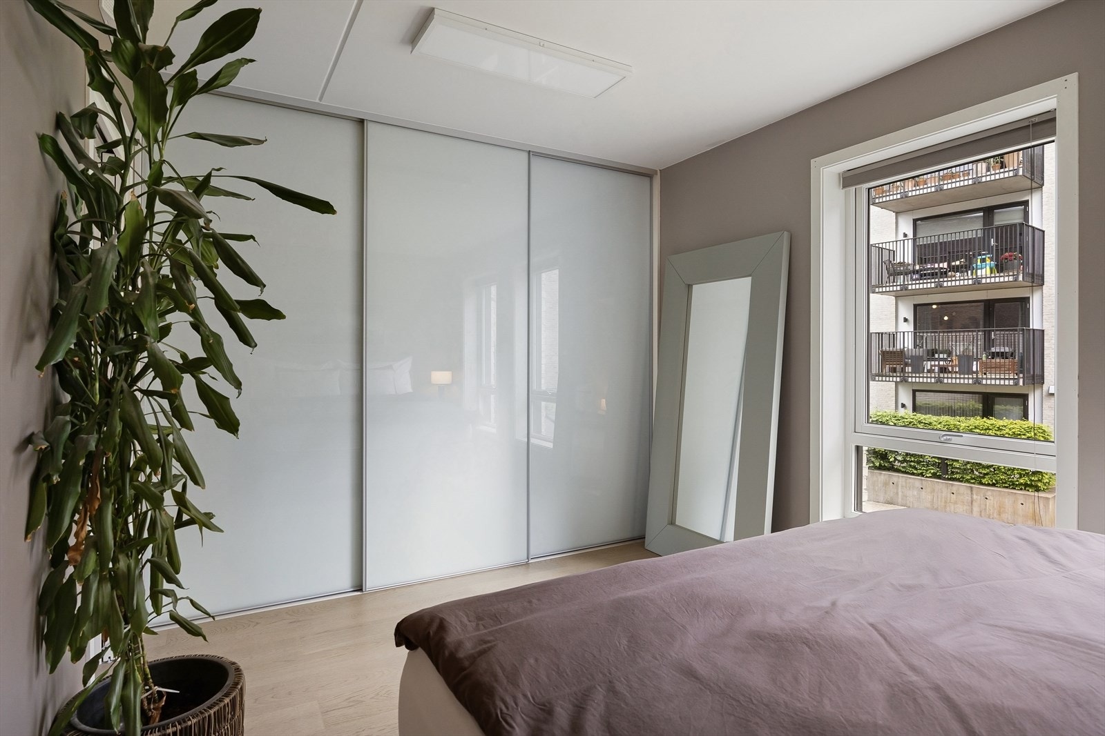 Rommet har en praktisk skyvedørsgarderobe. Galleribilde