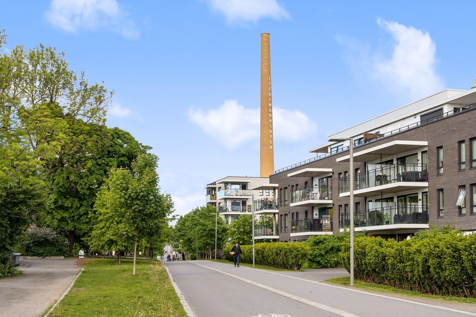 Leiligheten ligger i rolige og grønne omgivelser i Tiedemannsbyen på Ensjø. Galleribilde