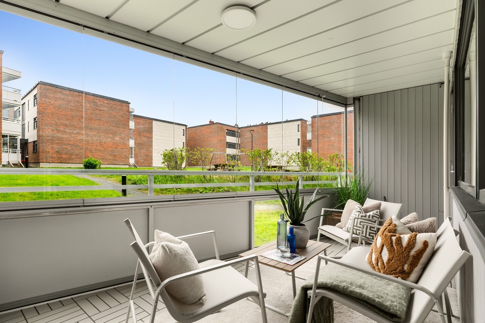 Romslig sørvendt innglasset veranda på 11 kvm. Sørvendt innglasset balkong, med mulighet for å åpne opp glassene og også gå rett ut til uteområde samt lekeplass. Galleribilde