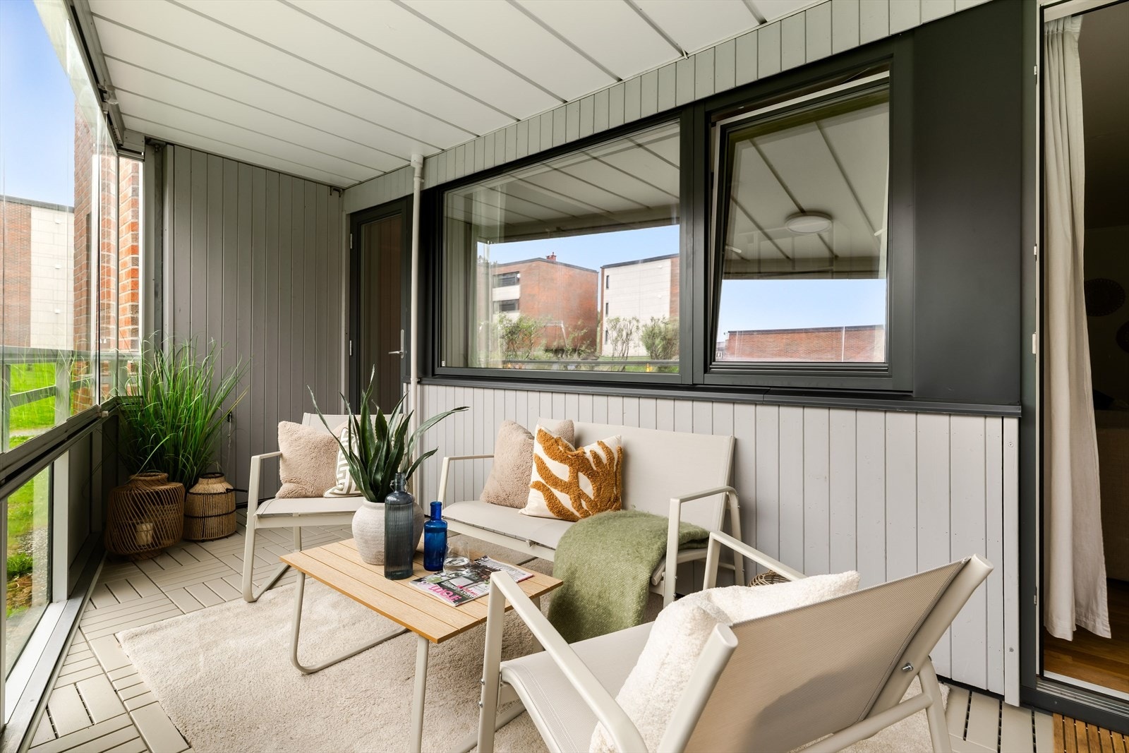 Verandaen er romslig og man har god plass til møblering. Lagt platting fra IKEA på verandaen i 2026. Galleribilde