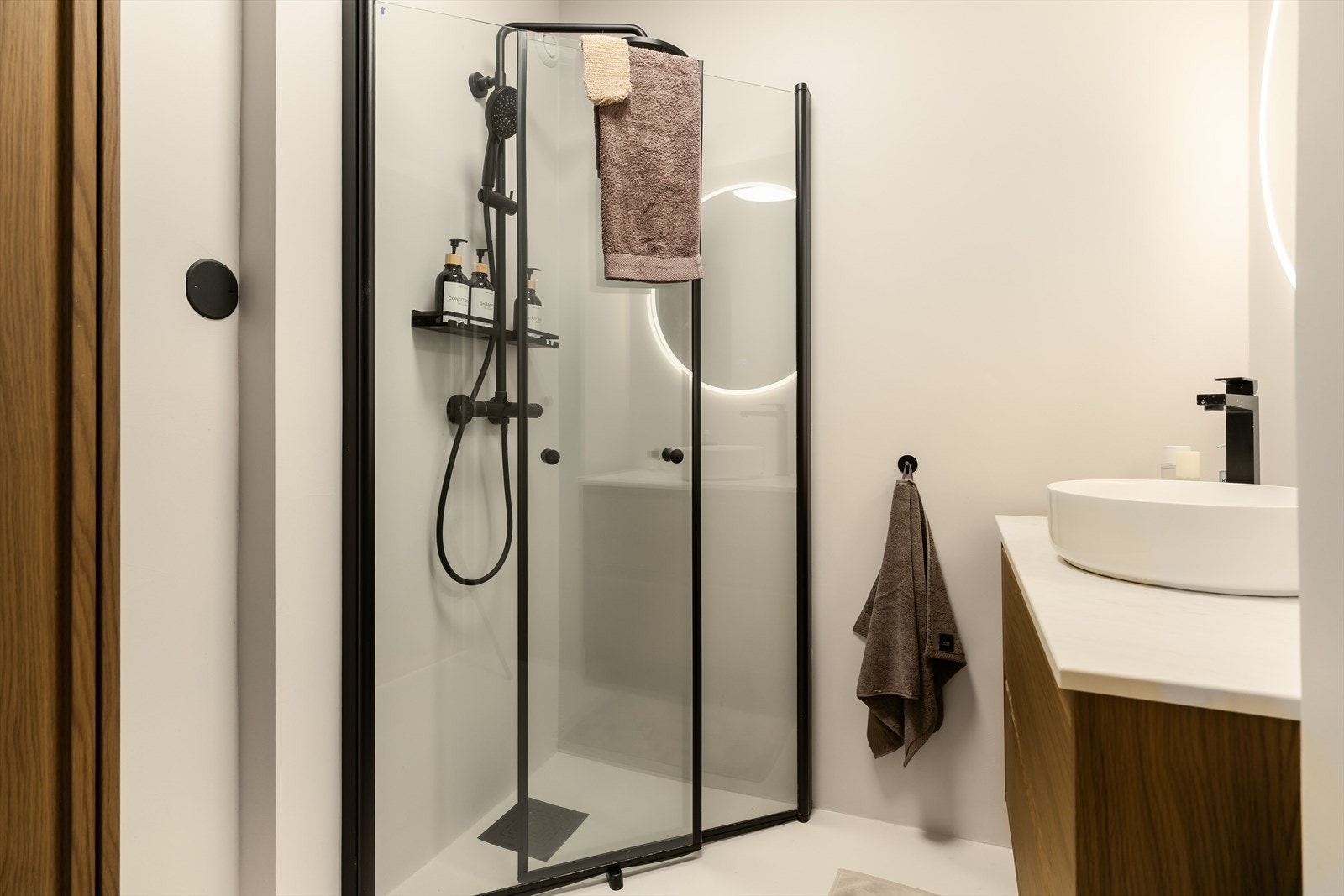 Badet er pusset opp i 2025 med microsement, nye dusjvegger og innredning. Galleribilde