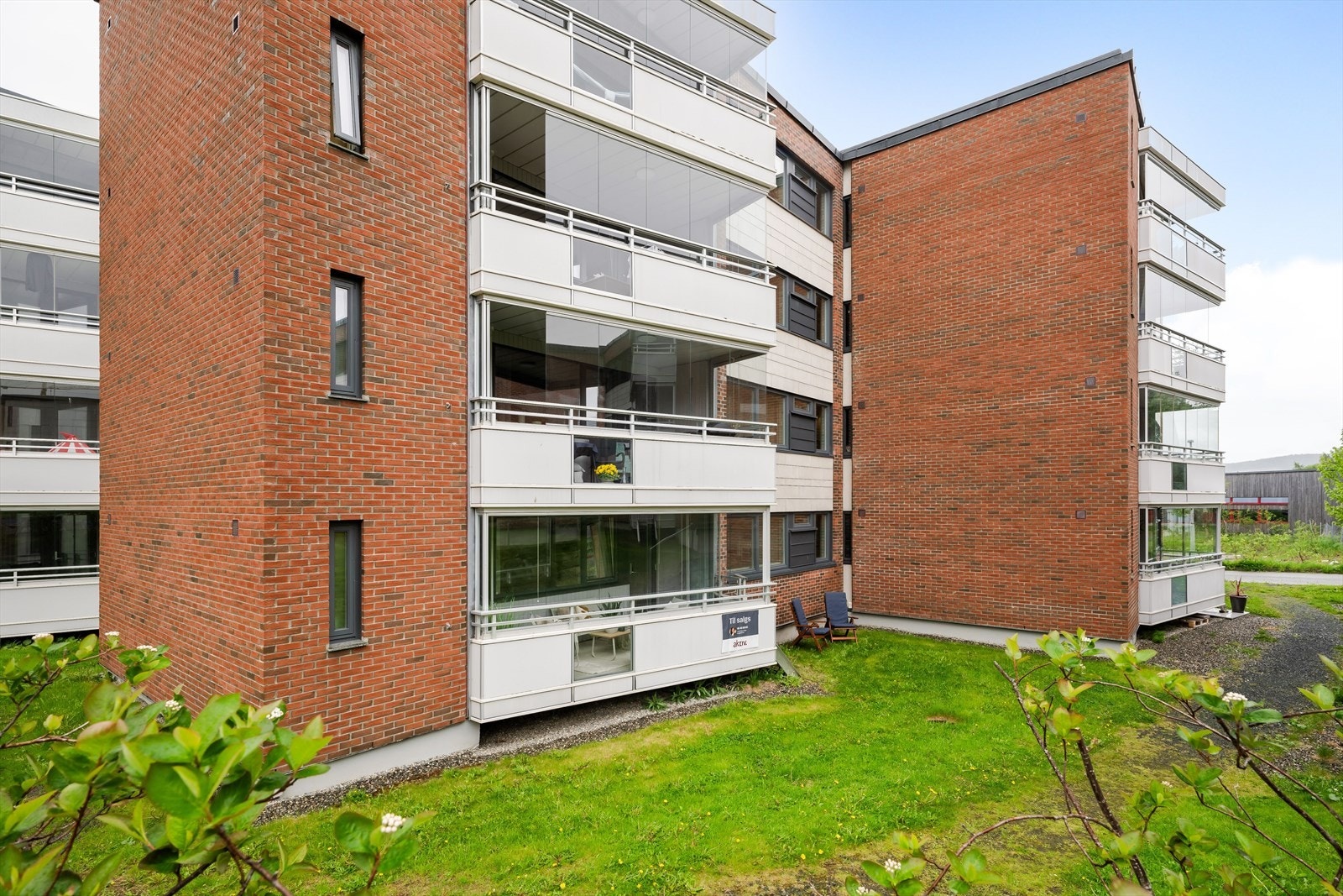 Området karakteriseres best som barnevennlig med barnehage, barne-, ungdoms- og videregående skole innen gangavstand. Galleribilde