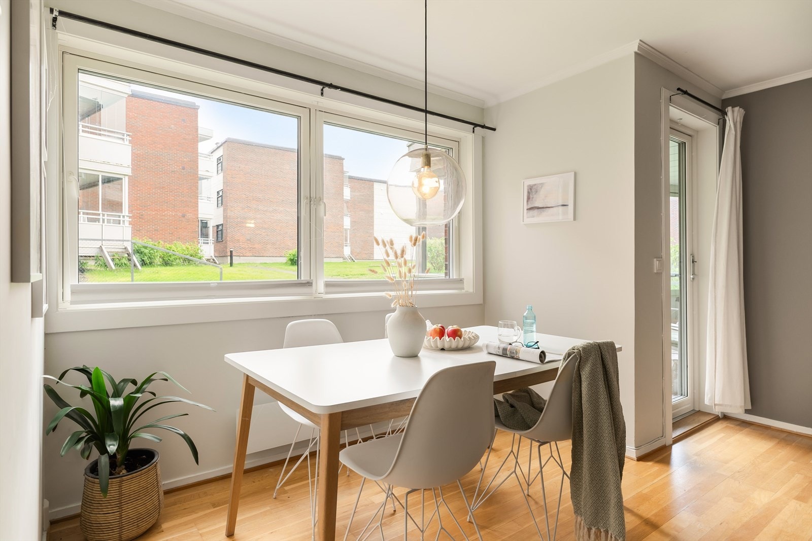 Fra stuen er det utgang til en 10 kvm innglasset veranda som kan brukes hele året. Galleribilde