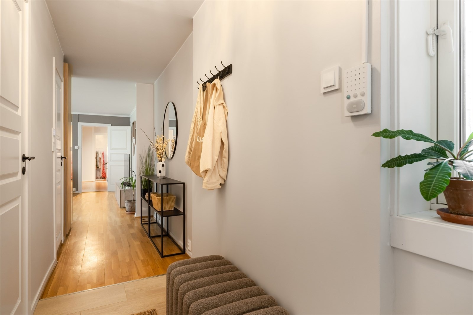 Fliser i gangen lagt i 2022 av Flisservice AS. Galleribilde