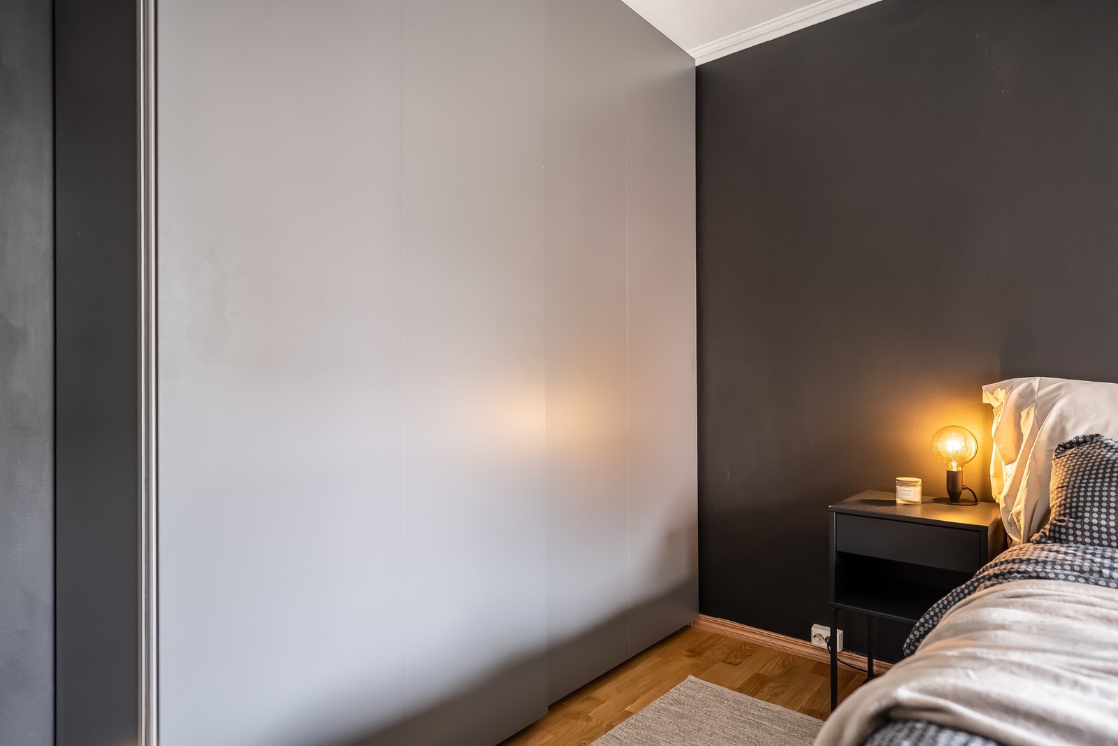 Det er etablert en stor og praktisk skyvedørsgarderobe på hovedsoverommet Galleribilde