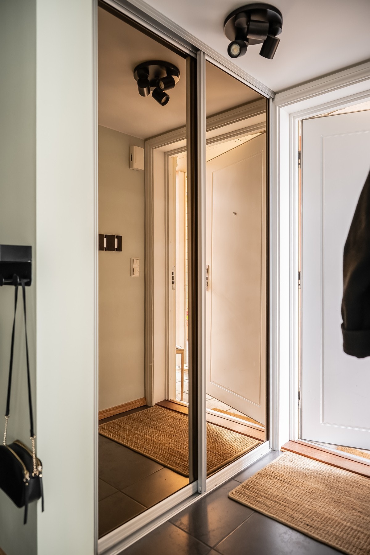 I entreen er det også etablert en skyvedørsgarderobe Galleribilde