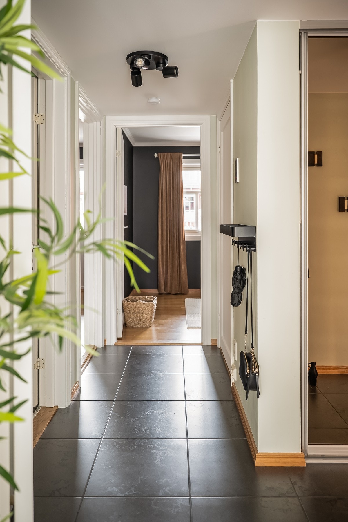 I tilknytning til gang har man en innvendig bod på 3m² og er innredet som et vaskerom, som igjen frigjør plass på badet Galleribilde