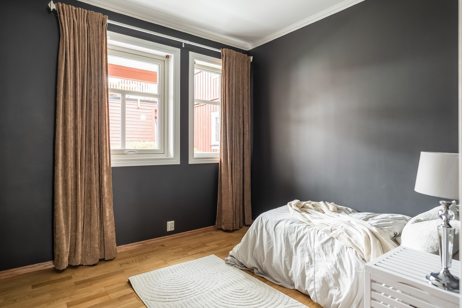 Det andre soverommet er 6,8m² og er malt i en lun, mørk farge Galleribilde